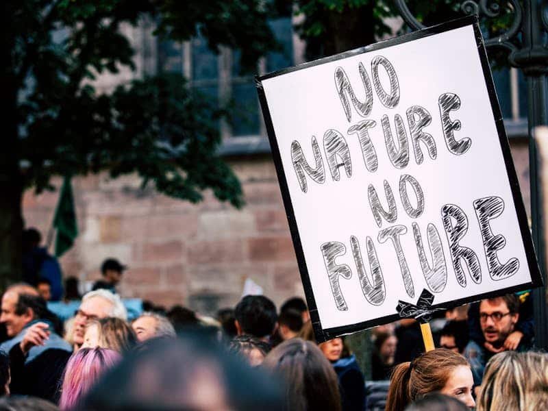Entre los argumentos del movimiento anti ESG está que discrimina a las empresas. En la imagen, una movilización de personas a favor del ambiente. Hay un cartel que dice: "Sin Naturaleza no hay Futuro".