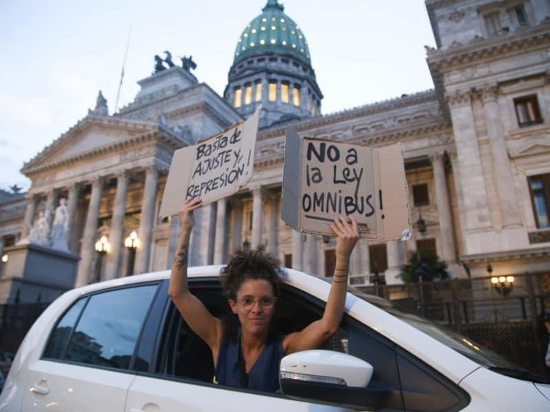 Manifestantes afuera del Congreso rechazan la Ley Ómnibus que estaba tratando la Cámara de Diputados.