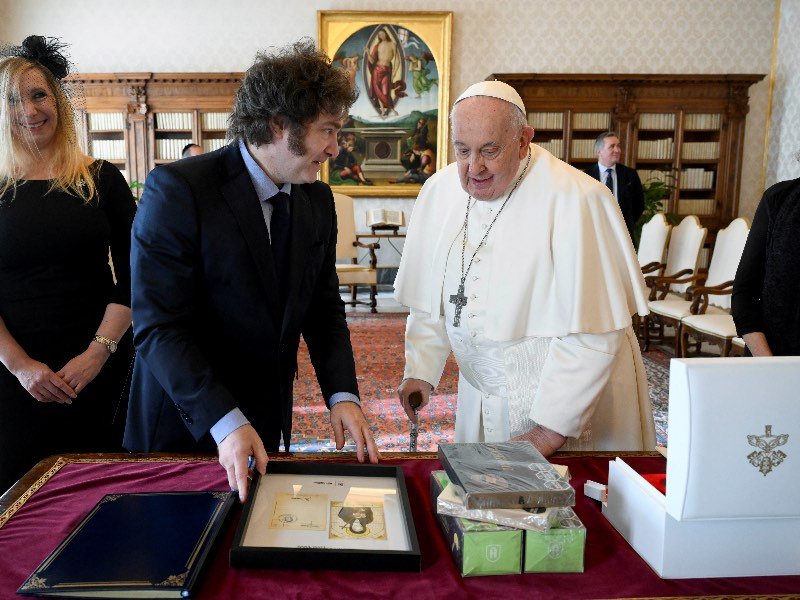 El papa Francisco se reúne con el presidente argentino Javier Milei y su hermana Karina Milei en el Vaticano, el 12 de febrero de 2024.