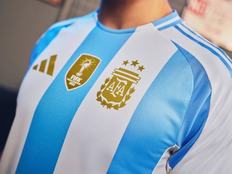 Los detalles en dorado de la nueva camiseta de la Selección Argentina de fútbol. (Prensa Adidas).