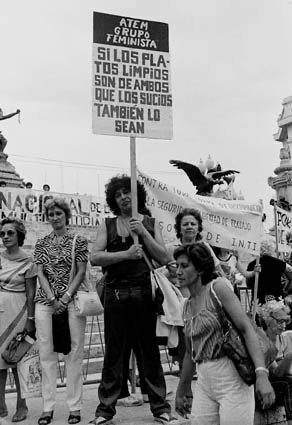 Manifestaciones en Argentina en el Día de la Mujer de 1984, después de que la fecha fue institucionalizada.(Foto: Archivo Hasenberg-Quaretti/Wikimedia Commons).
