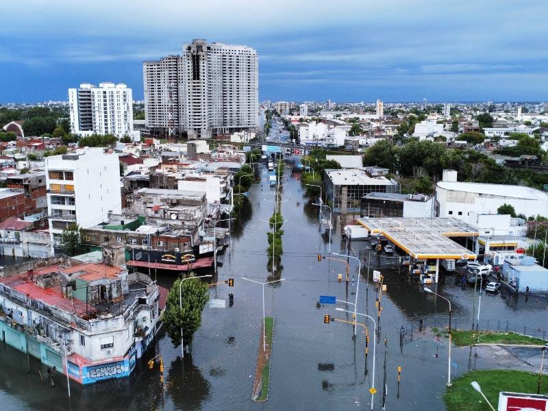 Un dron muestra las inundaciones causadas por las fuertes lluvias, en Avellaneda, en las afueras de Buenos Aires, Argentina, 12 de marzo de 2024. (Foto NA: REUTERS/Agustin Marcarian).