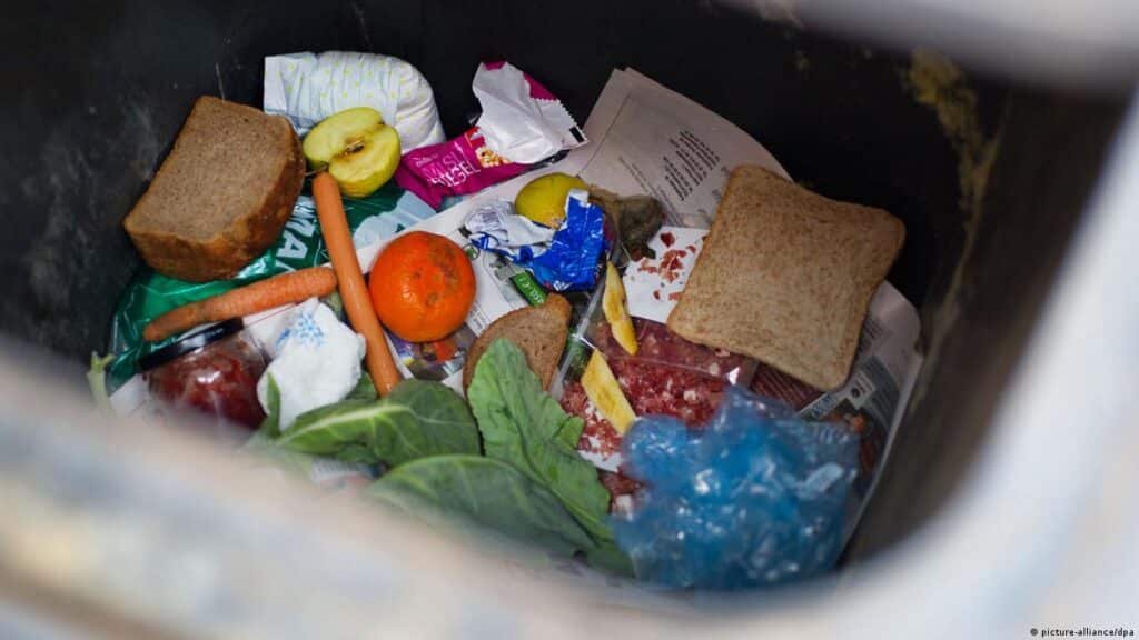 Los desperdicios de comida en Dinamarca casi siempre están envueltos en paquetes sin abrir. (Créditos: DW)