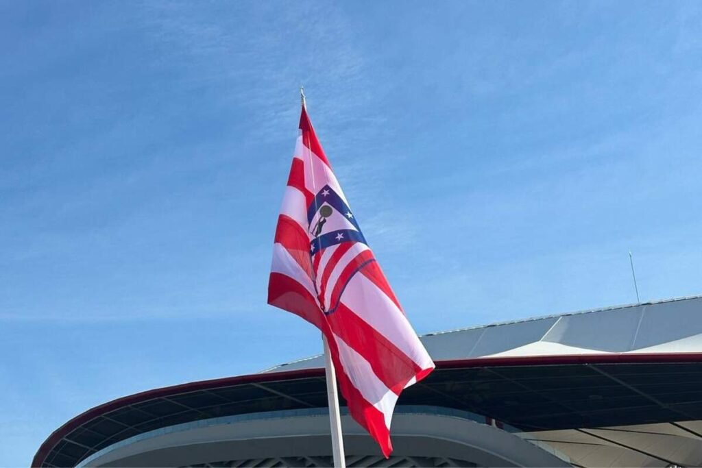 Los socios y aficionados del Club Atlético de Madrid festejan el retorno de su escudo.