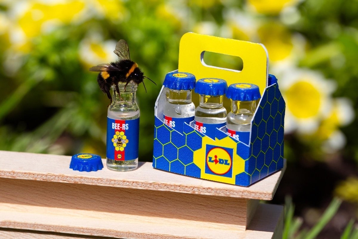 La cadena de supermercados Lidl lanzó “cervezas” compuestas por jarabe de azúcar diseñadas para animar abejas.
