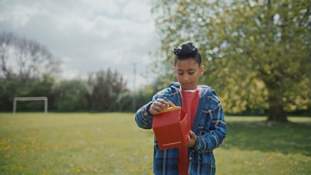 McDonald's invita a reflexionar acerca de la salud mental eliminando las sonrisas de su Cajita Feliz.