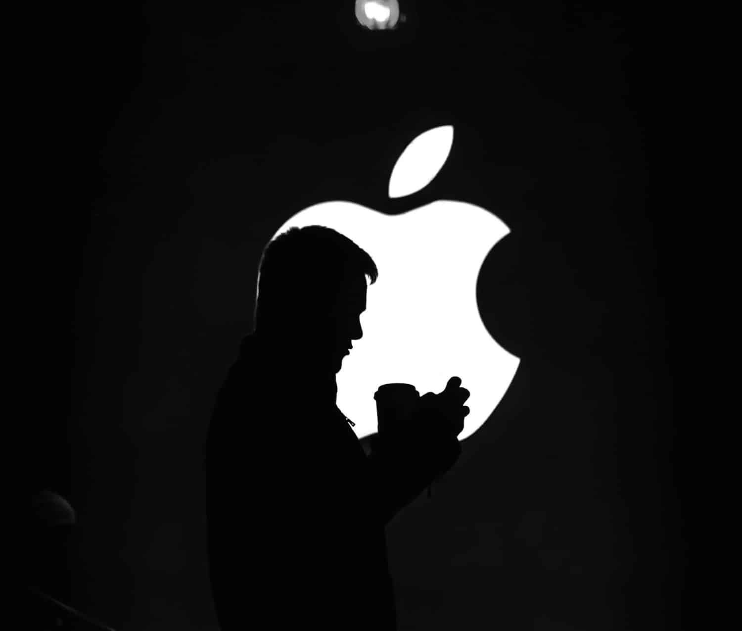 Apple elimina sus emblemáticos adhesivos en el marco de su plan de sostenibilidad.