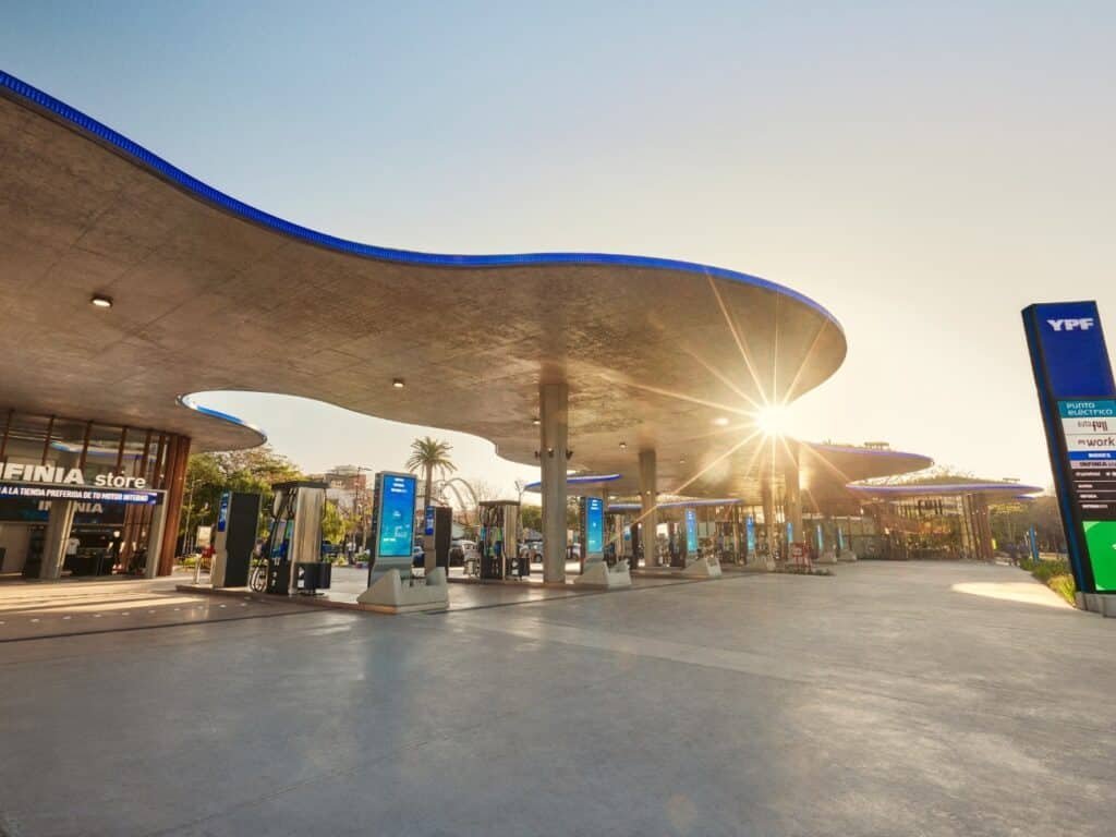 YPF presentó una renovación integral de sus bocas de expendio de naftas y gasoil con las "Estaciones del Futuro".