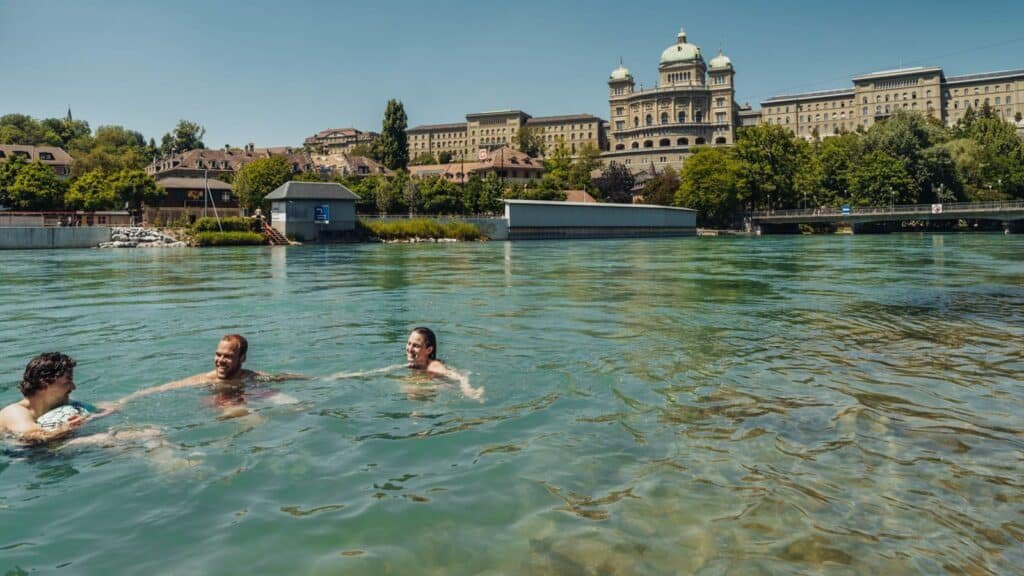 En Suiza, nadar hasta tu casa después del trabajo es una práctica muy común.