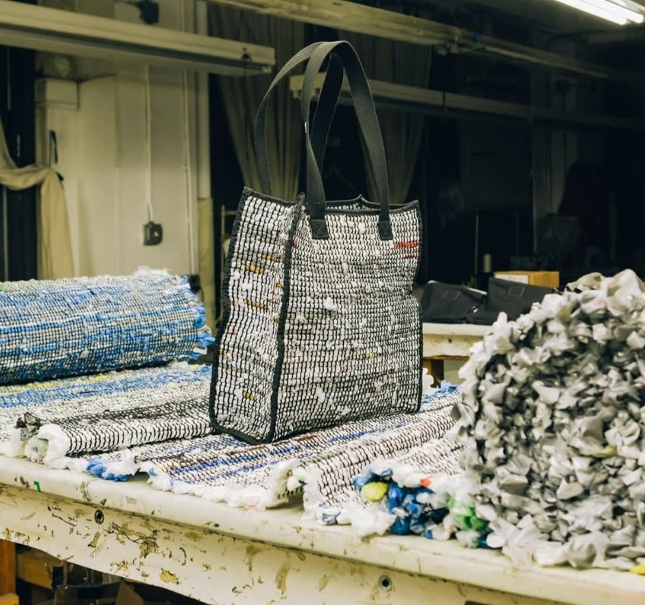 Moda sostenible en Nueva York: así lucen los bolsos tejidos reciclados de Anybag.