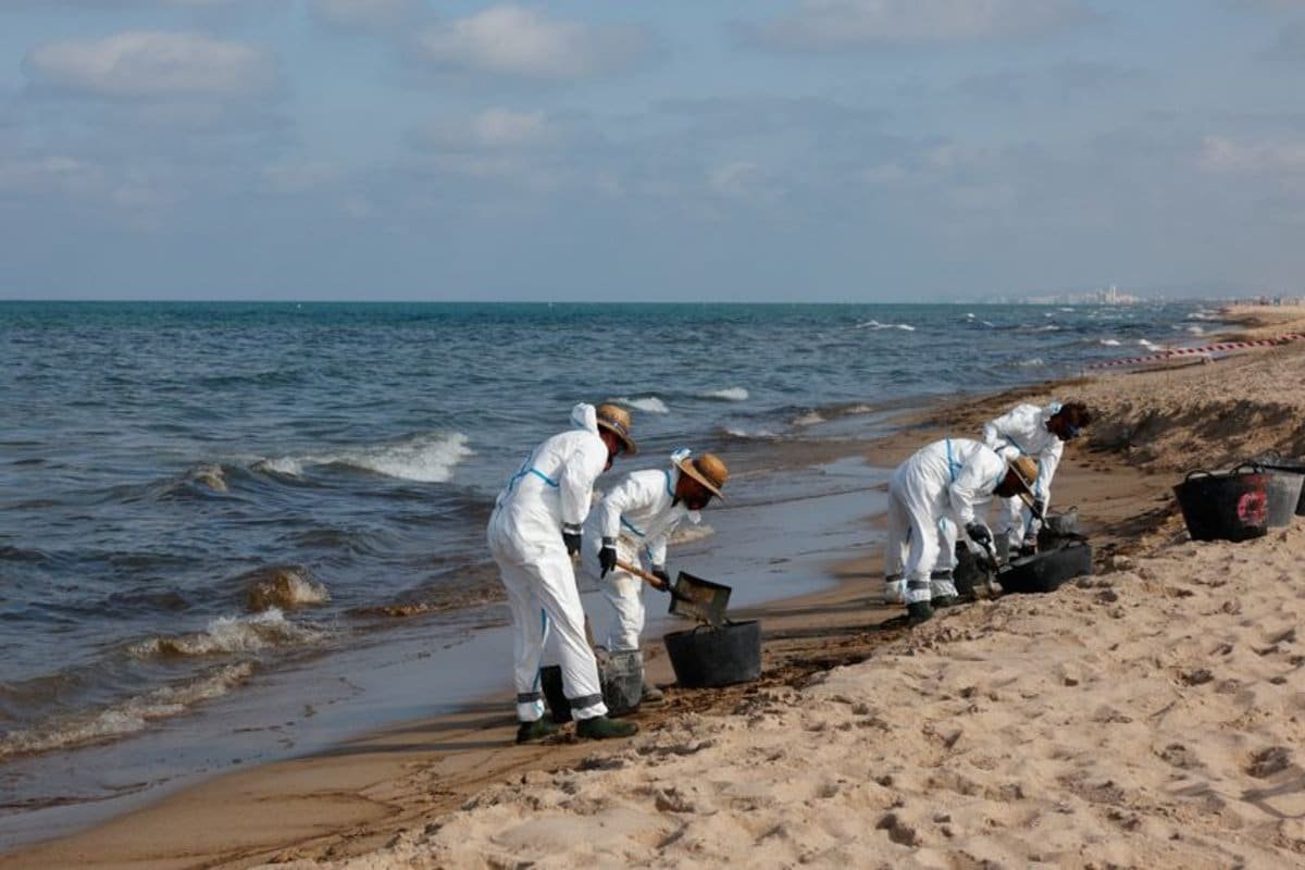 Derrame de petróleo en las playas de Valencia, España.