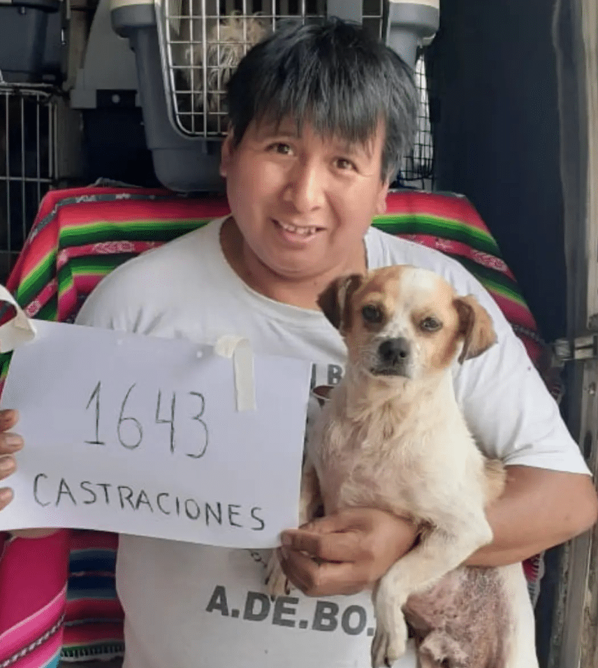 Raúl Yurquina ha construido un refugio llamado Lucero que se ha convertido en el hogar de 42 perros.