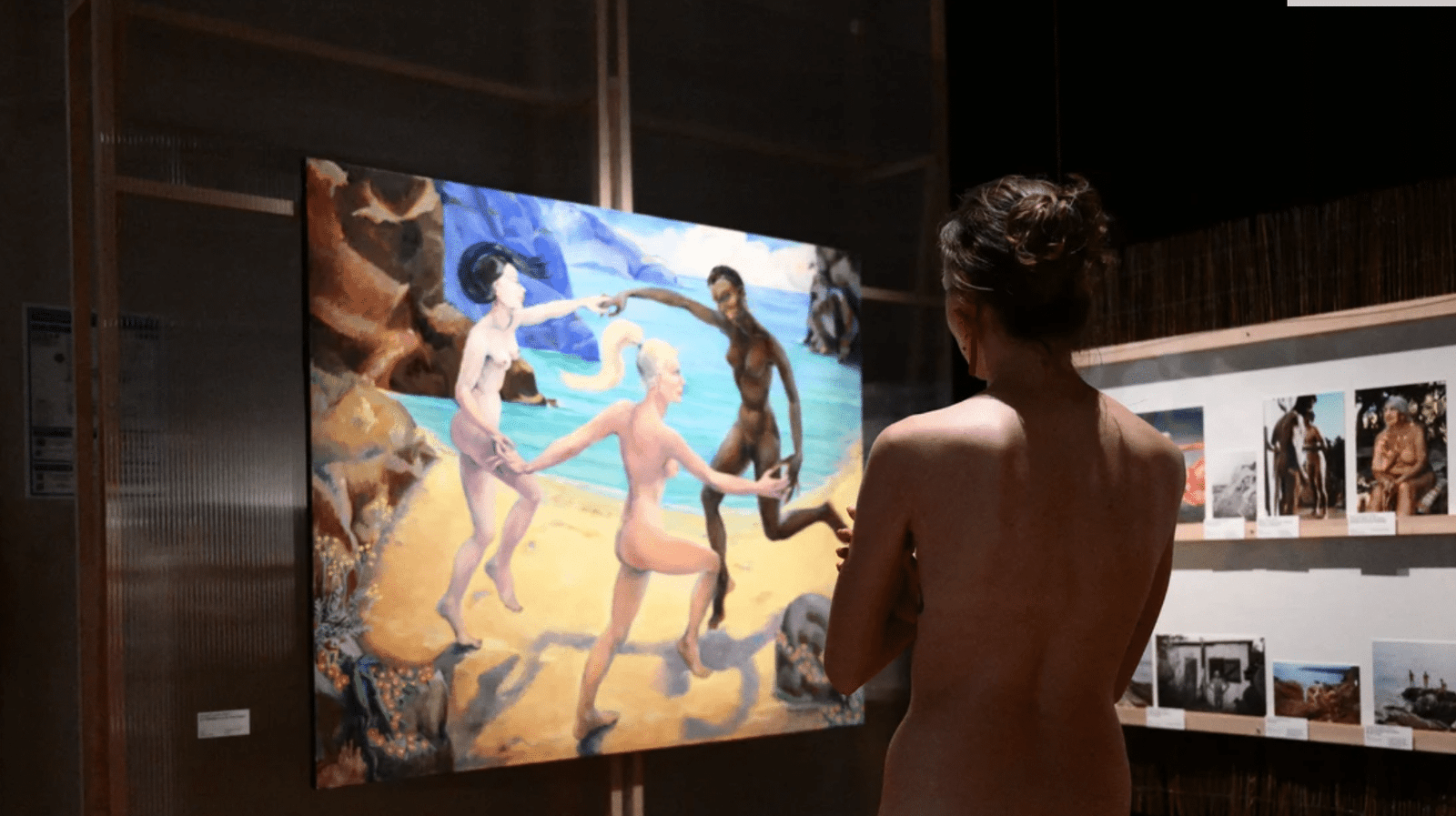 Arte y naturismo se unen en una propuesta que invita a los visitantes a pasearse desnudos.