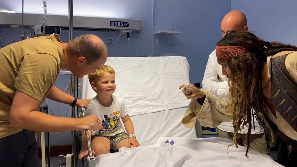 Johnny Depp lo hizo de nuevo y reapareció disfrazado de Jack Sparrow en un hospital.