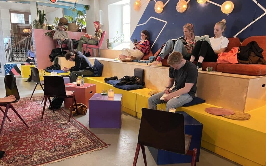 Con el objetivo de que la gente se desconecte durante unas horas de las redes sociales y se conecte con el entorno, nació “The Offline Club” en Ámsterdam.