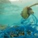 Las redes marinas abandonadas en los océanos, otra fuente de contaminación por plásticos