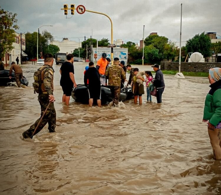 Bahía Blanca en emergencia: 16 muertos, dos niñas desaparecidas y una ciudad devastada por el temporal