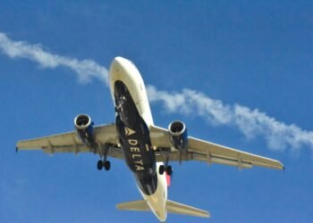 La producción de combustible de aviación sostenible podría duplicarse este año pero aún así es “decepcionantemente lenta”