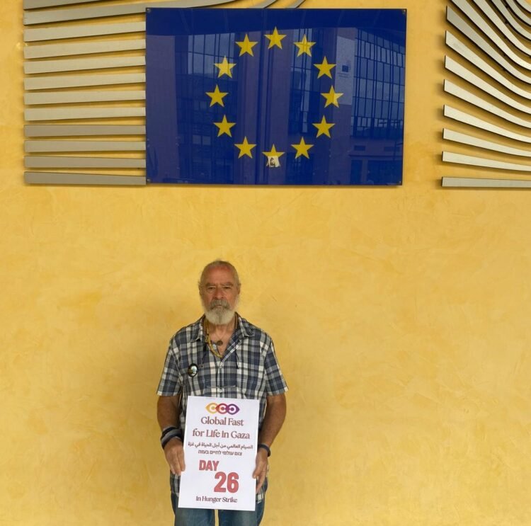 Reconocido activista español en huelga de hambre por Gaza se traslada a Bruselas