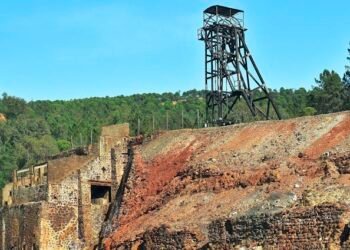 ¿Cuánto dependen las energías renovables de la extracción minera? Así lo calculamos