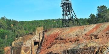 ¿Cuánto dependen las energías renovables de la extracción minera? Así lo calculamos