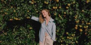 Arizona Muse: la activista que combate la moda contaminante desde la regeneración