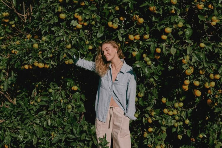 Arizona Muse: la activista que combate la moda contaminante desde la regeneración