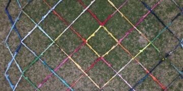 El Gigante Vestido: residuos textiles y patrimonio en una intervención efímera en el Desierto de Atacama