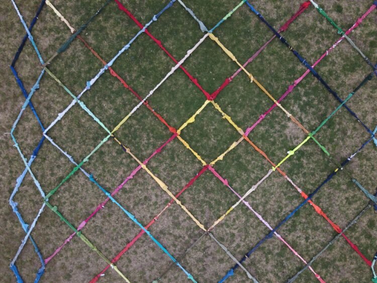 El Gigante Vestido: residuos textiles y patrimonio en una intervención efímera en el Desierto de Atacama