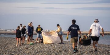 Voluntarios retiraron 200 kilos de plásticos de una playa en Chubut