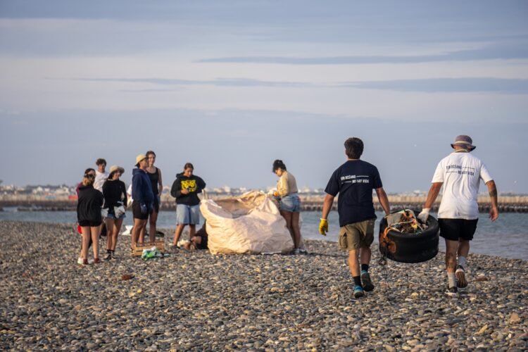 Voluntarios retiraron 200 kilos de plásticos de una playa en Chubut