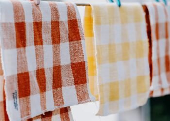 ¿Cuánta agua se gasta al lavar una servilleta de tela y es realmente más sostenible que una de papel?