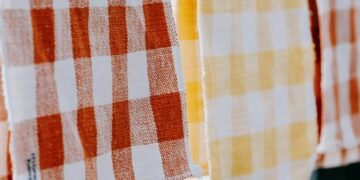 ¿Cuánta agua se gasta al lavar una servilleta de tela y es realmente más sostenible que una de papel?