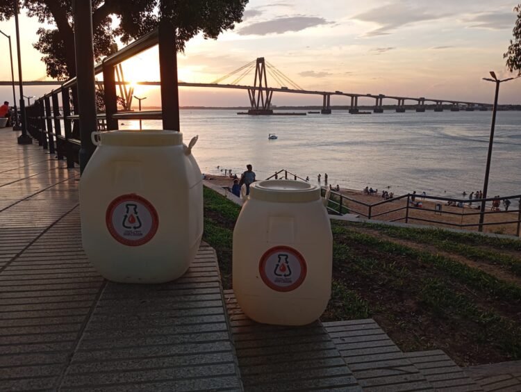 Descartar el aceite vegetal usado por las cañerías contamina el agua de manera silenciosa: cómo ser parte de la solución