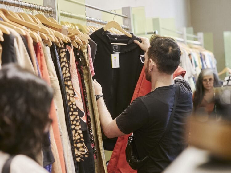 El consumo sostenible está de moda: el caso de Cocoliche, la Empresa B argentina que puso nuevamente en circulación más de un millón de prendas