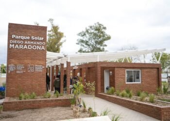 Así es el primer parque solar instalado en un barrio popular de Argentina: está en Villa Fiorito y lleva el nombre de Diego Maradona