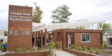 Así es el primer parque solar instalado en un barrio popular de Argentina: está en Villa Fiorito y lleva el nombre de Diego Maradona