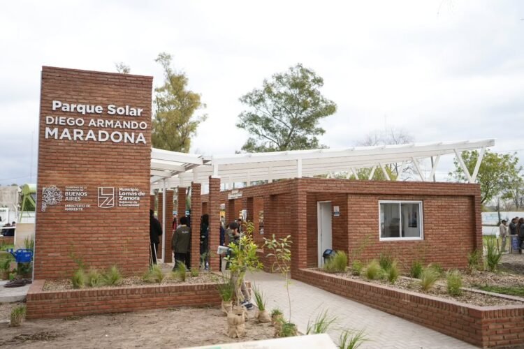 Así es el primer parque solar instalado en un barrio popular de Argentina: está en Villa Fiorito y lleva el nombre de Diego Maradona