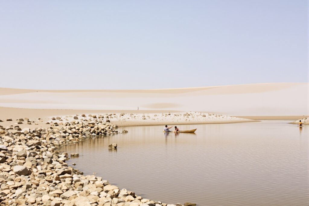 Paisaje del Sahel africano con vegetación reverdecida y cuerpos de agua recuperados tras décadas de sequía.