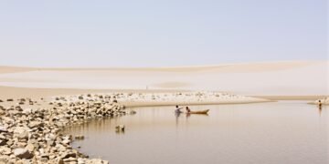 Paisaje del Sahel africano con vegetación reverdecida y cuerpos de agua recuperados tras décadas de sequía.