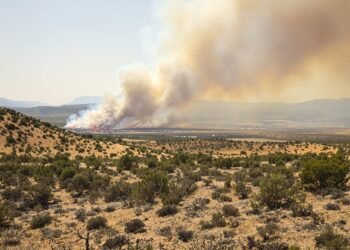 Paisaje afectado por incendios forestales en España bajo humo denso, evidencia del cambio climático y riesgo de incendios ext