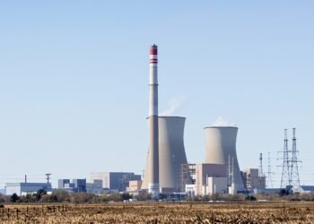 Chimeneas de una central eléctrica a carbón emitiendo humo en Estados Unidos.