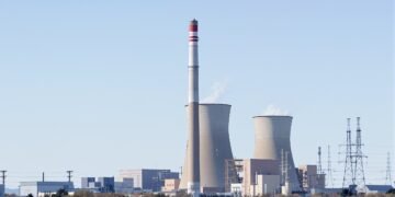 Chimeneas de una central eléctrica a carbón emitiendo humo en Estados Unidos.