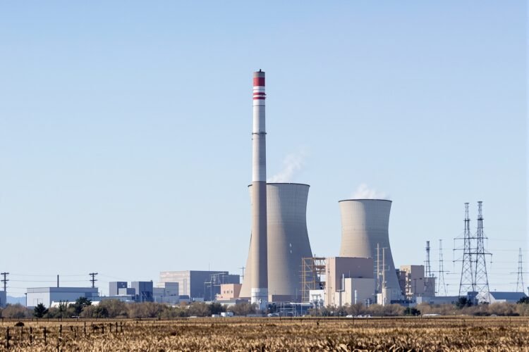 Chimeneas de una central eléctrica a carbón emitiendo humo en Estados Unidos.