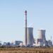 Chimeneas de una central eléctrica a carbón emitiendo humo en Estados Unidos.
