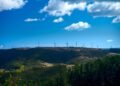 Parque eólico y paneles solares en paisaje chino, representando el plan quinquenal de energías renovables en China.