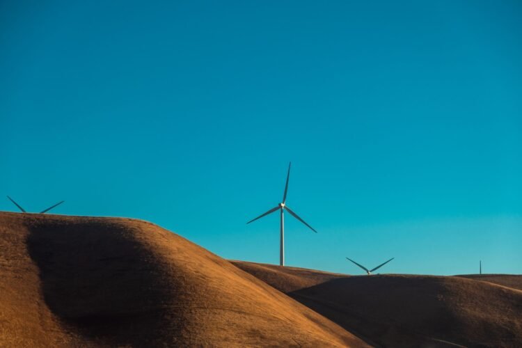 Parque eólico en paisaje desértico al atardecer, símbolo de la expansión de energía verde en regiones remotas de China.