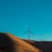 Parque eólico en paisaje desértico al atardecer, símbolo de la expansión de energía verde en regiones remotas de China.