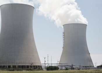 Torres de refrigeración de una central térmica en proceso de demolición con humo y escombros.