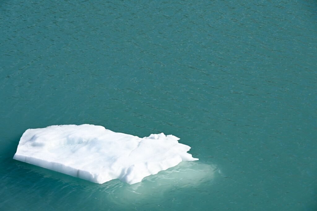 Bloque de hielo desprendiéndose de un glaciar en la Antártida, región afectada por contaminación por mercurio.